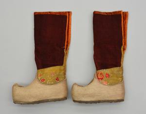 138718a-d, pair of boots and boot bindings of a Lama