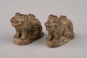 136898a-b, pair of lion figures