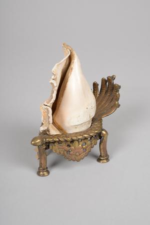 138511a-b, tripod with conch shell