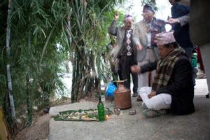 Offering spot of the Limbu Yakhtung Chumlung organization at the side of the path a few septs outside the Hattiban temple