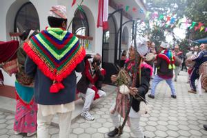 Sunuwar sakela dancers in traditional costumes