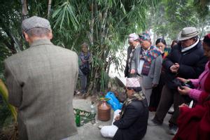 Offering spot of the Limbu Yakhtung Chumlung organization at the side of the path a few septs outside the Hattiban temple
