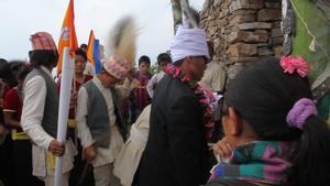 Dancers and ritual speicalists at the Tuwachung-Jayajum festival entering the place of worship for Toma
